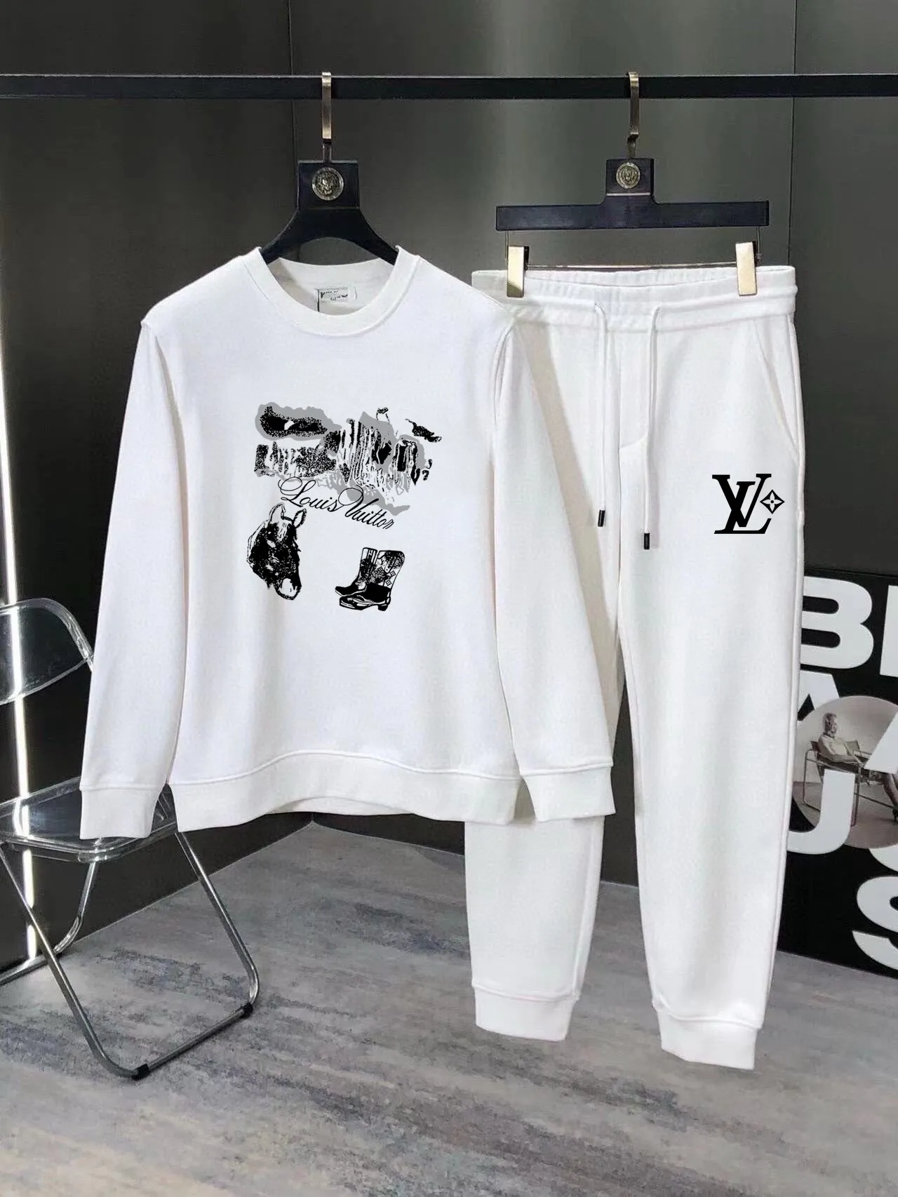 🅿️380 direct batch [LV Louis Vuitton] (Fat Man Gospel) hot-selling suit is coming. Focus on the original version of the official website. 2025 new hot-selling sweatshirt suit. The original order is the best. 🇭🇰The meticulous work of top designers. Just for a fitting and perfect upper body effect. 100% natural high-quality Roman cotton, close-fitting comfort, noble and elegant! Original hardware embodies elegance and nobility! Counter size: M-5XL (maximum wear up to 220 pounds)